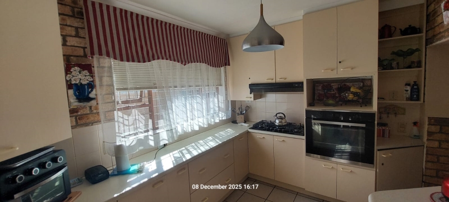 6 Bedroom Property for Sale in Wavecrest Eastern Cape